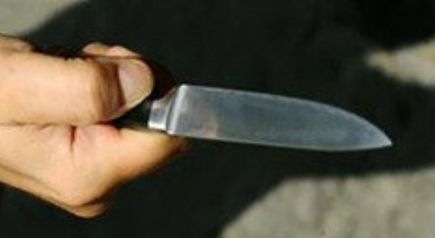  Napoli, ragazzino accoltellato nella notte tra i vicoli: caccia alla babygang 