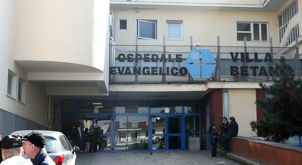 Napoli, ragazzo di 20 anni ferito a coltellate: trasportato in pericolo di vita all'ospedale Villa Betania