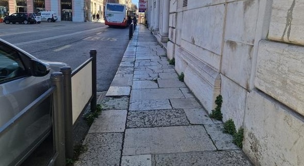 Cade in buca: «È colpa sua, aveva pacchi sulle mani». Adesso deve ridare i soldi al Comune di Ancona Cade in buca: «È colpa sua, aveva pacchi sulle mani». Adesso deve ridare i soldi al Comune di Ancona