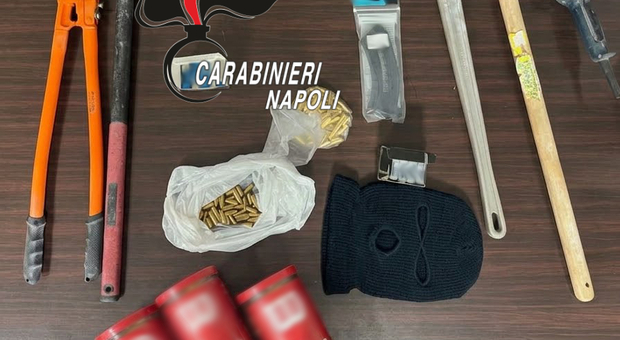  Tentano furto in una tabaccheria, sparatoria con i carabinieri durante l'inseguimento a Pozzuoli 