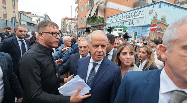  Napoli, il ministro Piantedosi alla fondazione 'A voce d' 'e creature: «Iniziativa per integrare i giovani» 