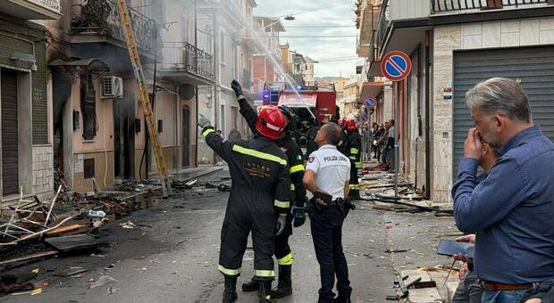 Incendio in un'abitazione: le fiamme innescate dallo scoppio di una bombola di gas. Due feriti