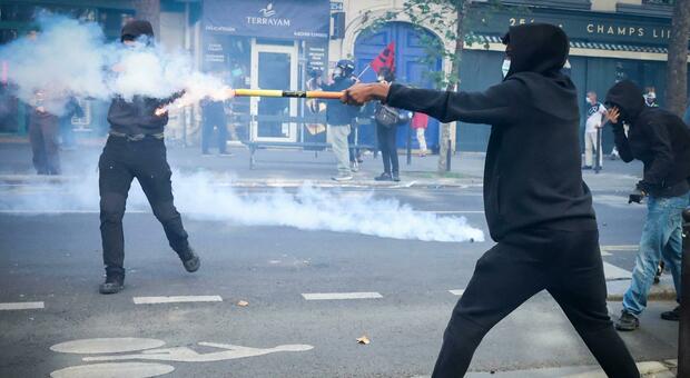 Proteste studenti in Francia, granate stordenti sospese dopo il caso di Lens: cosa sono le "bombe che disorientano"