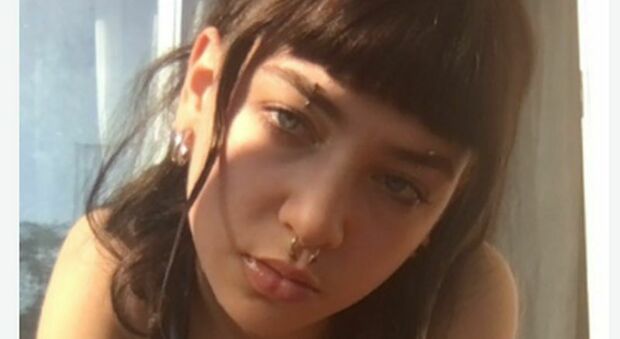 Revenge porn, pubblica foto private della figlia di Morgan e Asia Argento: il giallo della notte a Licola per Anna Lou Castoldi