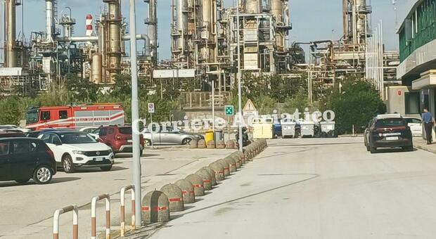 Densa colonna di fumo dall'Api, sul posto i vigili del fuoco: principio d'incendio all'interno della raffineria