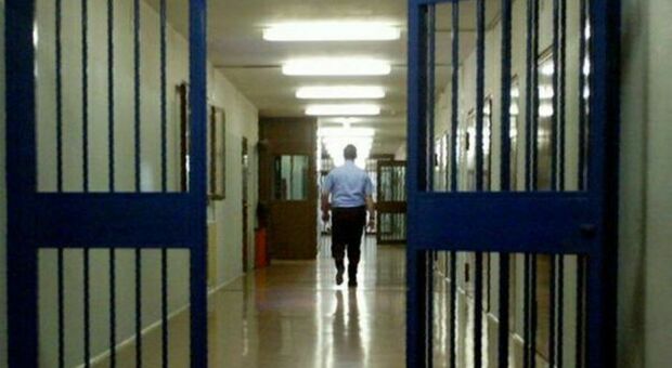 Maxi perquisizione nel carcere di Marino: sequestrati 15 telefonini, droga e farmaci