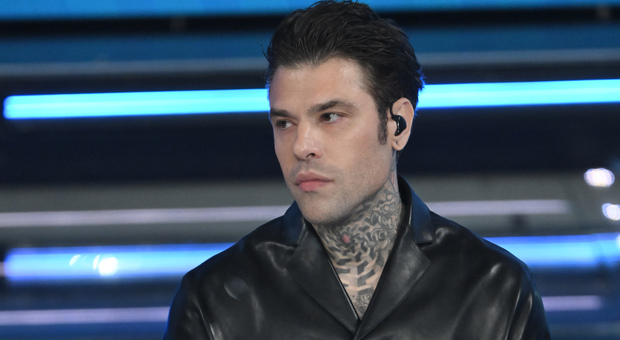 Cameriere scatta foto a Fedez in discoteca, &laquo;picchiato&raquo; dai buttafuori: &laquo;L'avevo gi&agrave; cancellata&raquo;