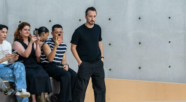 Anthony Vaccarello lascia la direzione creativa di Saint Laurent dopo dieci anni. La nota dell'azienda e il post dello stilista: &laquo;A presto&raquo;