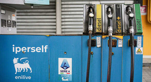 Eni taglia il prezzo del gasolio, torna a 2,19 euro: cos&igrave; cambia il prezzo dei carburanti e il price cap