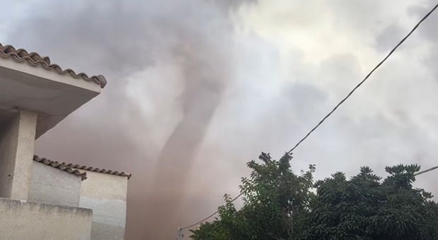 Maltempo, doppia tromba d'aria a Marsala: danni e feriti. Temporali e strade sott'acqua da Napoli a Cremona