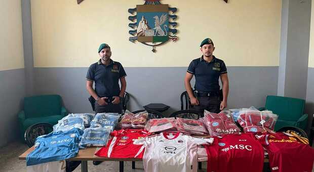  Sequestrate oltre 2.300 maglie false della SSC Napoli: una persona denunciata 