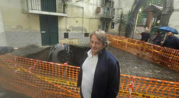  Maltempo a Napoli, uomo inghiottito con la sua auto in una voragine a Materdei: «È stato scioccante» 