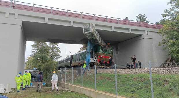 Transiberiana d'Italia, il treno storico contro una gru: tre operai feriti. Paura per 400 passeggeri