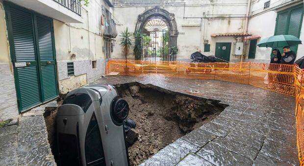  Maltempo a Napoli, crolla un pino al Cardarelli e auto finisce in una voragine a Materdei: il bilancio delle piogge 