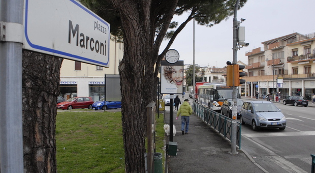 Rincorre un gruppo di quattordicenni con una mazza in mano: il papà di uno dei ragazzini lancia l'allarme ai carabinieri