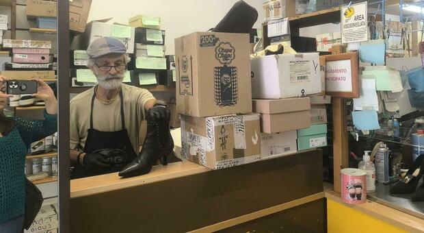 Crea e ripara scarpe da 78 anni. La storia di Gaetano, il calzolaio dell&rsquo;Umbertino: &laquo;Resistiamo adattandoci&raquo;