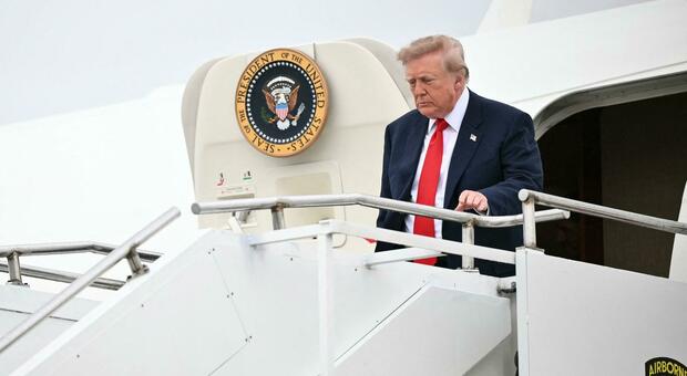 Trump scarica Zelensky: &laquo;Kiev cambi presidente&raquo;. E il Cremlino ringrazia: &laquo;Donald iconico e storico&raquo;