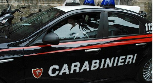 Napoli, rapina al minimarket di via Leopardi a Fuorigrotta: titolare colpito alla testa con una pistola