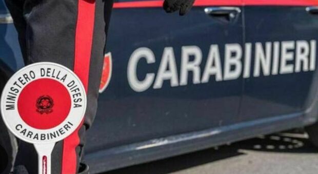  Torre del Greco, raffica di colpi contro un?auto parcheggiata: indagini dei carabinieri sulla matrice 