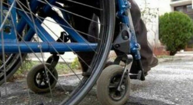  Napoli, una donna disabile rapinata nel rione Vasto: le strappano lo smartphone dalla carrozzina 