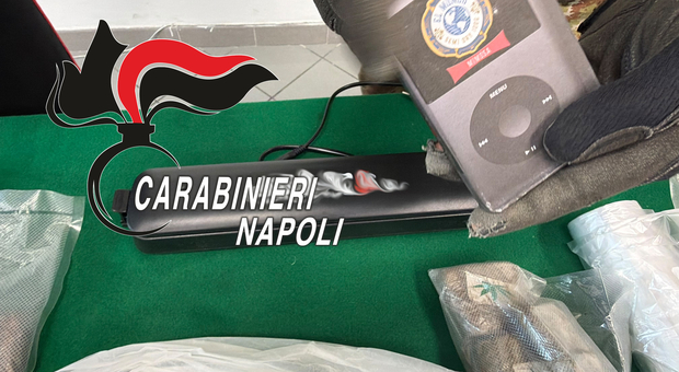 Droga a Pompei, hashish confezionato come vecchi iPod: arrestato un uomo di 67 anni 
