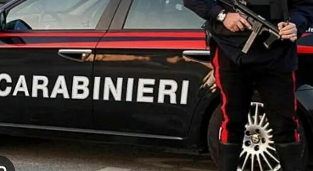 Torre Annunziata, speronano l&rsquo;auto dei carabinieri e poi fuggono: due arresti, tre ricercati