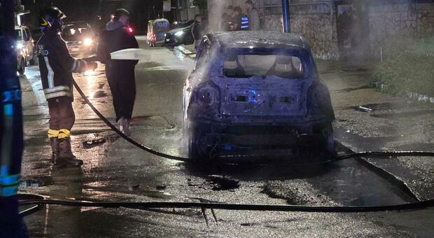  Incendio a Napoli, auto avvolta dalle fiamme nella notte a Secondigliano: panico tra i residenti 