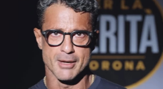 https://statics.cedscdn.it/photos/MED/2026/10/11/9818085_11101845_fabrizio_corona_aggredito.jpg
