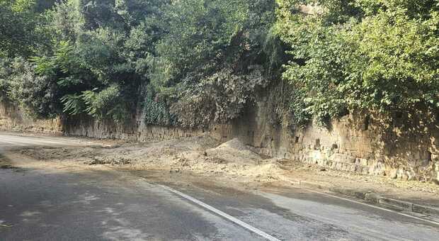  Napoli, via Masoni a Miano chiusa al traffico: frana nella notte, ha ceduto parte della collina 
