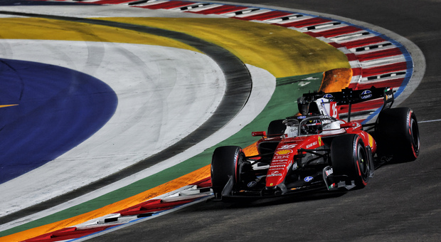 GP di Singapore diretta: Leclerc e Hamilton all'attacco di Verstappen, ma attenzione ad Antonelli