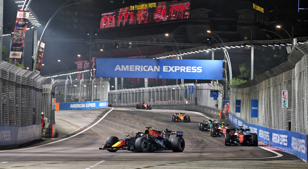 Live GP Singapore, la diretta: Verstappen allunga sensibilmente su Leclerc, Hamilton anticipa tutti e va al cambio gomme