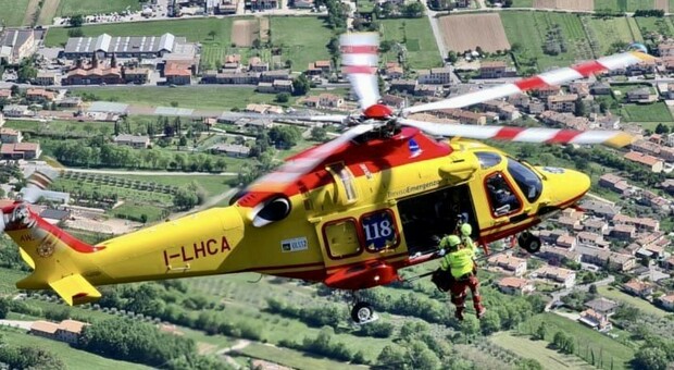 Incidente tra auto e moto in via Mercatelli, morto il centauro