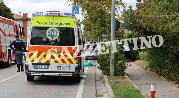 Incidente tra auto e moto in via Mercatelli, morto il centauro