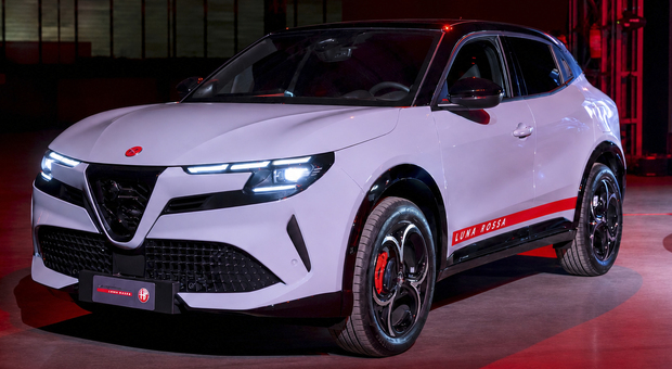 https://statics.cedscdn.it/photos/MED/2026/10/11/9818339_11164328_alfa_romeo_edizione_luna_rossa_media_event_1_.jpg