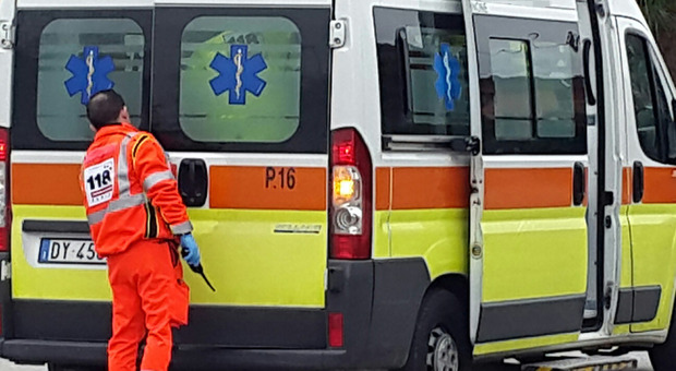 Incidente tra auto e moto, morto un giovane motocilista. La ragazza che viaggiava con lui &egrave; grave