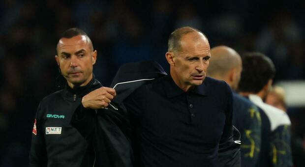  Massimiliano Allegri, lo spettacolo parte nella sua panchina: quando la sua giacca sparisce 