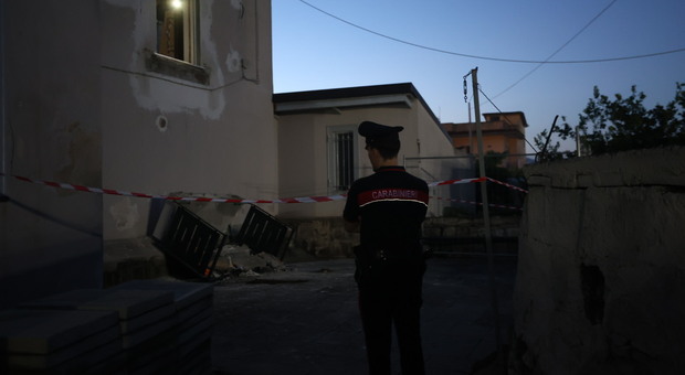  Crolla il balcone di casa in ristrutturazione a Santa Maria la Carità, quattro persone ferite: grave coppia di fidanzati 