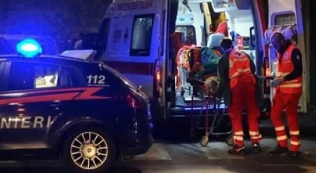 Treviso, cade dal tettuccio di un'auto in movimento mentre girano un video: 23enne in fin di vita