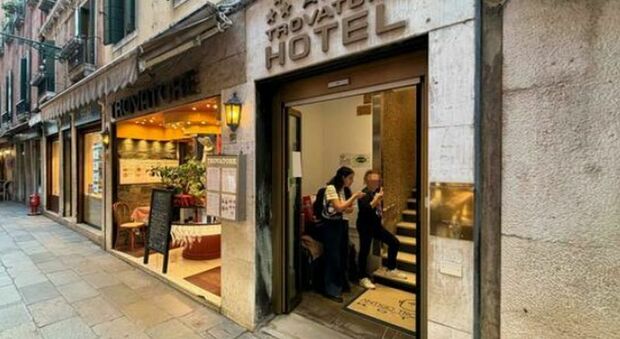 Venezia, stanze a 15 euro all&rsquo;hotel Antigo Trovatore e arrivano flotte di turisti: &laquo;3.000 persone truffate. &Egrave; stato hackerato il sito&raquo;