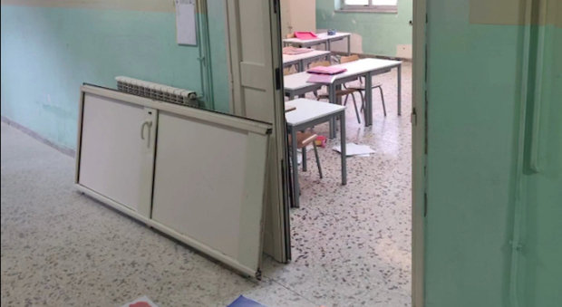  Sant?Antimo, la scuola Pestalozzi devastata dai vandali: «È la seconda volta in pochi giorni» 