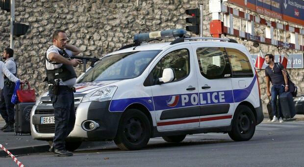 Studente spara al preside con un fucile da caccia, fermato: nella scuola media vicino Marsiglia ferita anche una docente