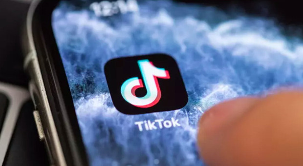 Sensitiva napoletana che parlava coi defunti su Tik Tok: il GIP dispone nuovi accertamenti sul caso 