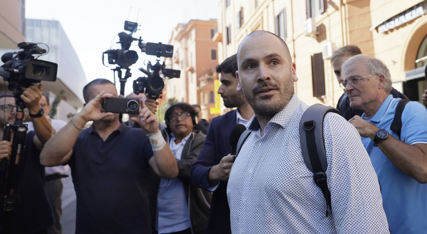 Sempio a Roma per nuove analisi: &laquo;Riusciremo a chiarire tutto&raquo;. Dall'impronta 33 al Dna, i legali preparano la difesa