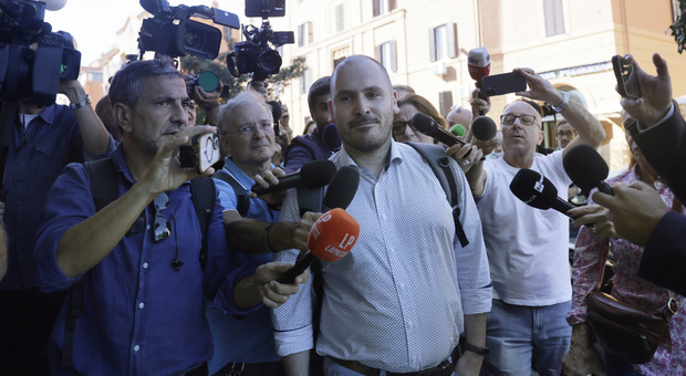 Garlasco, Sempio a Roma per nuove analisi. La difesa: &laquo;Pronte 5 consulenze, piede di Andrea pi&ugrave; grande della suola del killer&raquo;