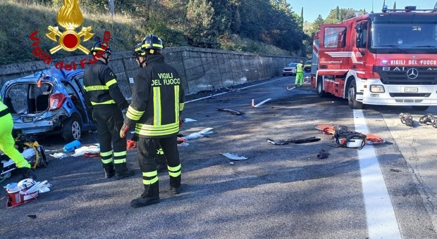 Schianto auto-camion sul raccordo Perugia-Bettole a Passignano: ferita coppia di giovanissimi jesini, sono gravissimi