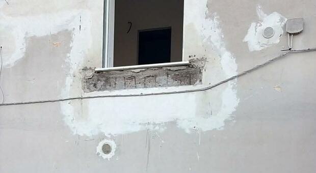  Santa Maria la Carità, il racconto dei familiari dei quattro feriti: «Sotto il balcone crollato
c?erano bimbi a giocare, hanno rischiato di morire» 