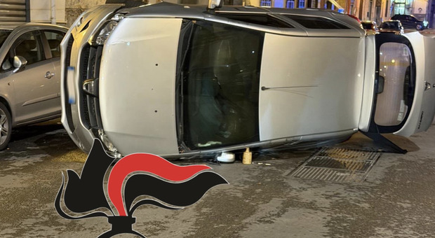 Napoli, auto rubata trovata ribaltata nella notte: dentro esplosivo, tracce di sangue e impronte