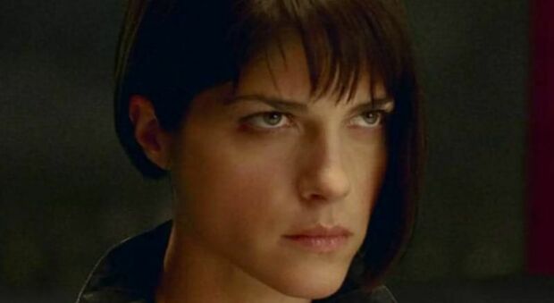 Selma Blair, l'attrice di "Cruel Intentions" arrestata: ha tentato di aprire il portellone in volo e ha aggredito l'equipaggio