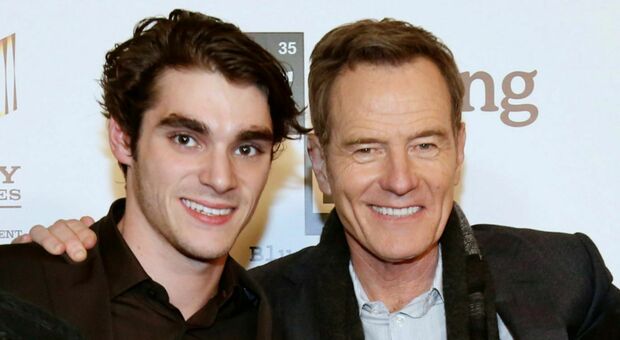 https://statics.cedscdn.it/photos/MED/2026/10/13/9822100_13113853_bryan_cranston_rj_mitte_dead_ok_1376x774.jpg