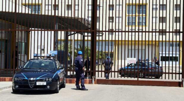 Agente penitenziario trovato morto in un bosco: ipotesi suicidio, ma accertamenti della Procura